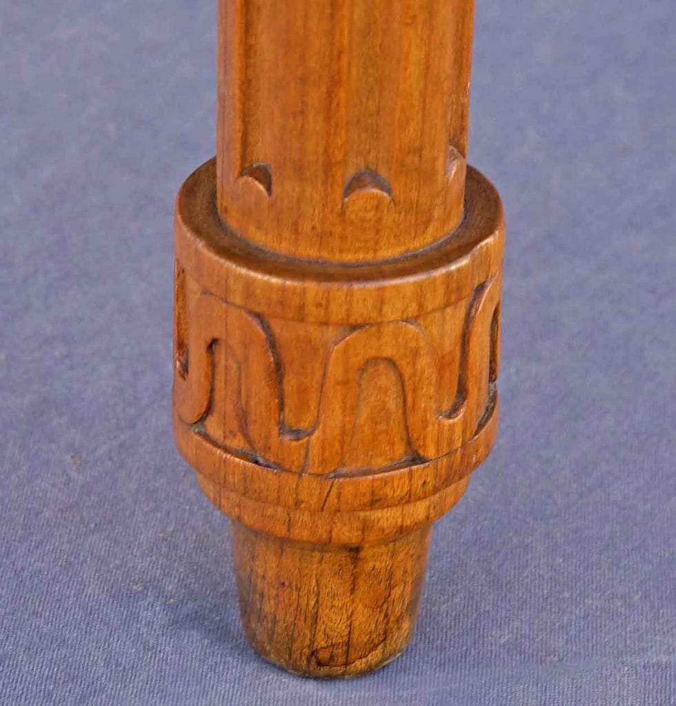 Louis Seize Tischfuss Unteres Ende eines Tischbeines mit Kannelierungen und einem geschnitzten Mäanderband