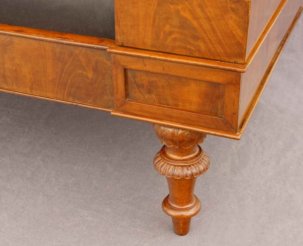 Biedermeier Sofa Nordeutsch Detail3 Nahaufnahme eines kunstvoll gedrechselten Vorderbeins und der eckigen Rahmenkonstruktion in Kassetten-Optik an einem Biedermeier-Sofa.