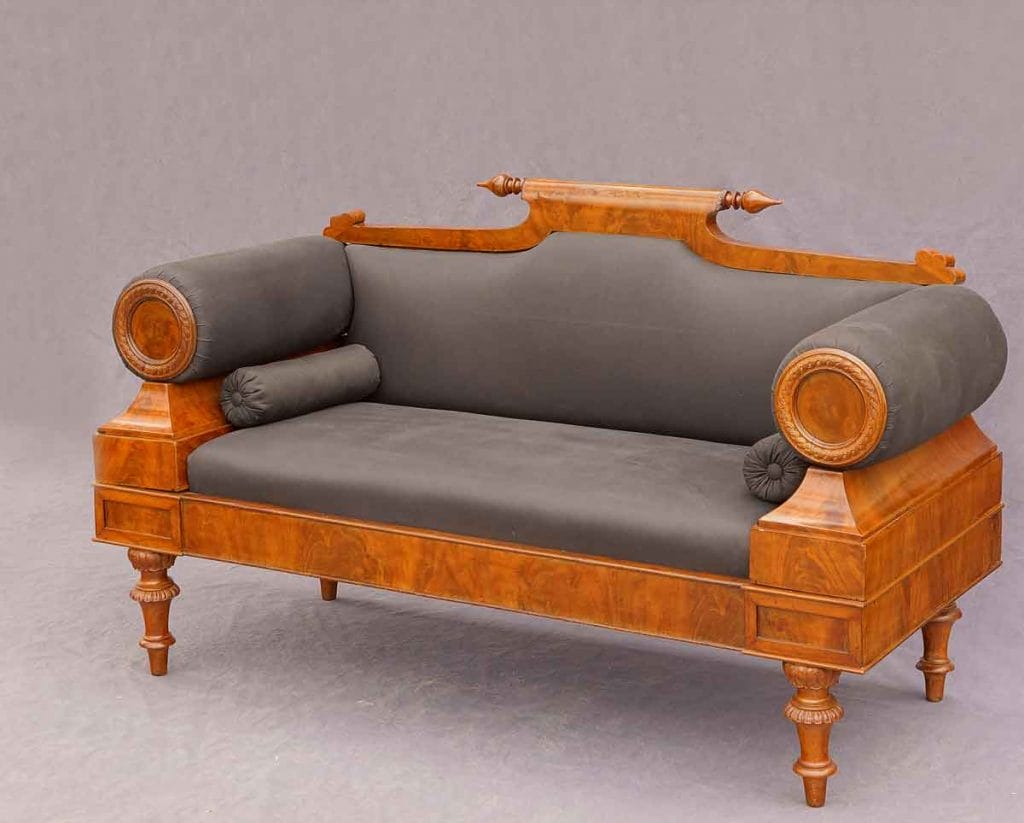 Biedermeier Sofa Nordeutsch2 Feines Biedermeier-Sofa großen runden Armlehnen und grauem Polster.