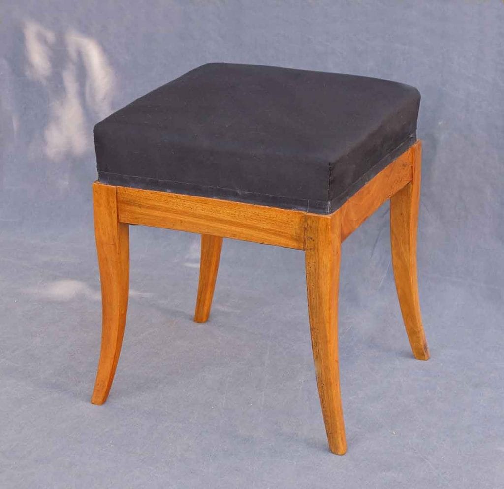 Biedermeier-Hocker1 Schlichtes Biedermeier-Möbel aus Nussbaum, Hocker