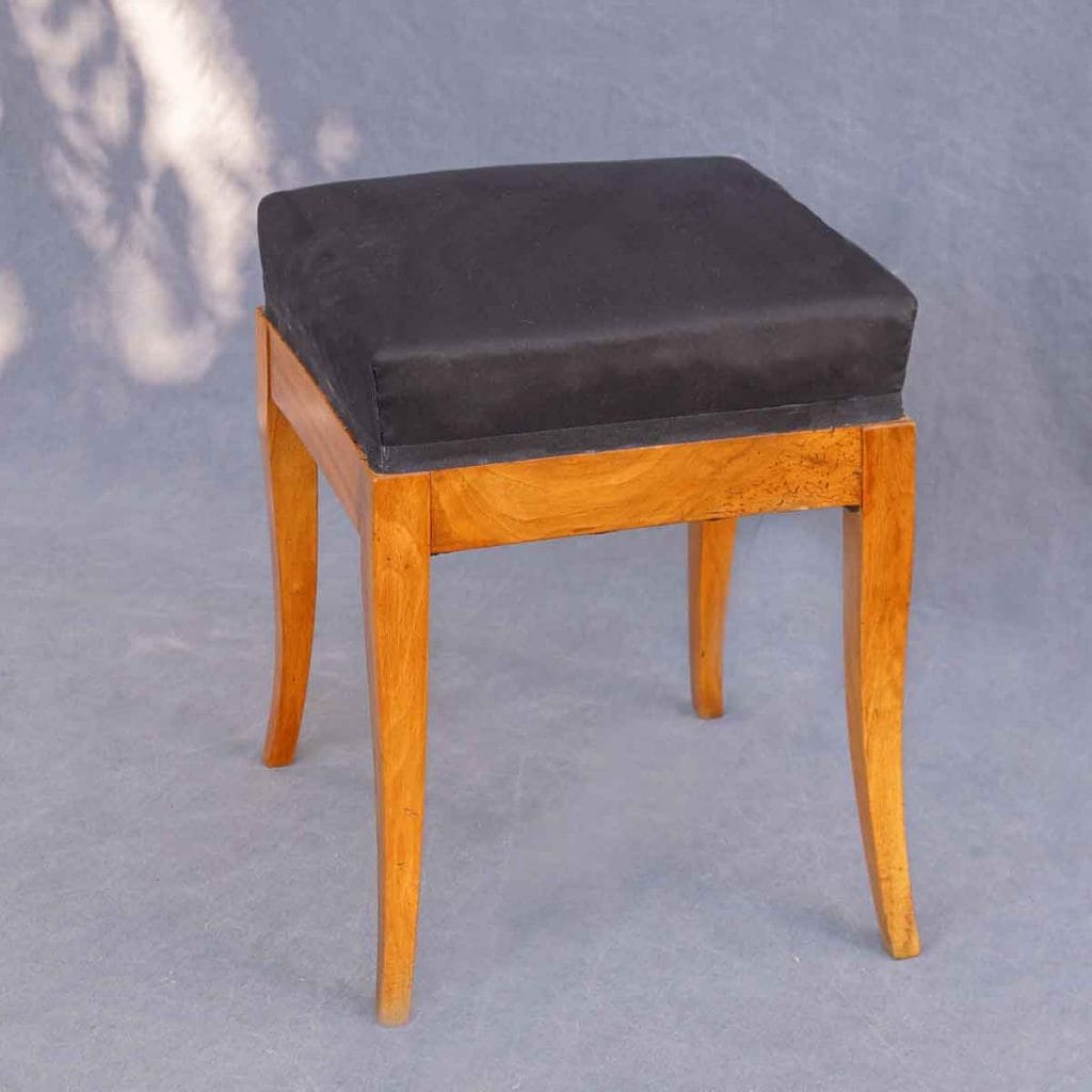 Biedermeier-Hocker2 Einfacher Biedermeier-Hocker aus Nussbaum