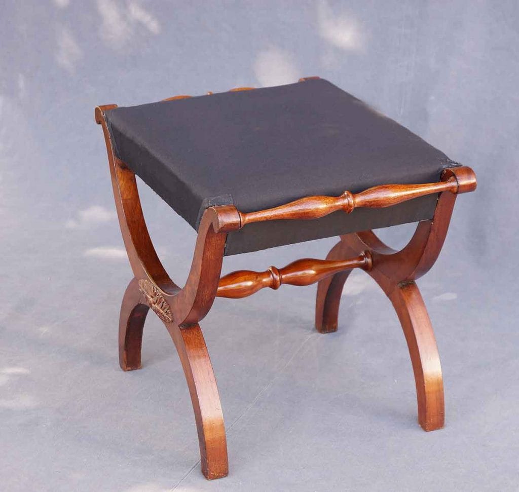 Empire-Hocker2 Hocker aus dem ersten Viertel des 19. Jahrhunderts