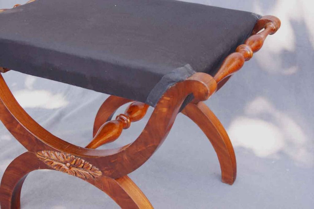 Empire-Tabouret3 Details eines ungewöhnlichen Empire-Hockers