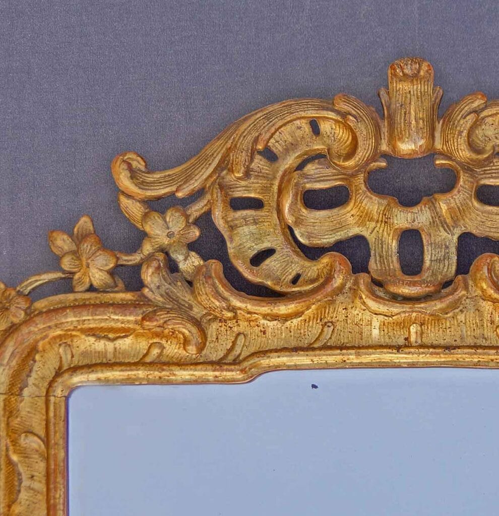Barock-Spiegel3 Detail einer Bekrönung an einem Spiegel aus der ersten Hälfte des 18. Jahrhunderts