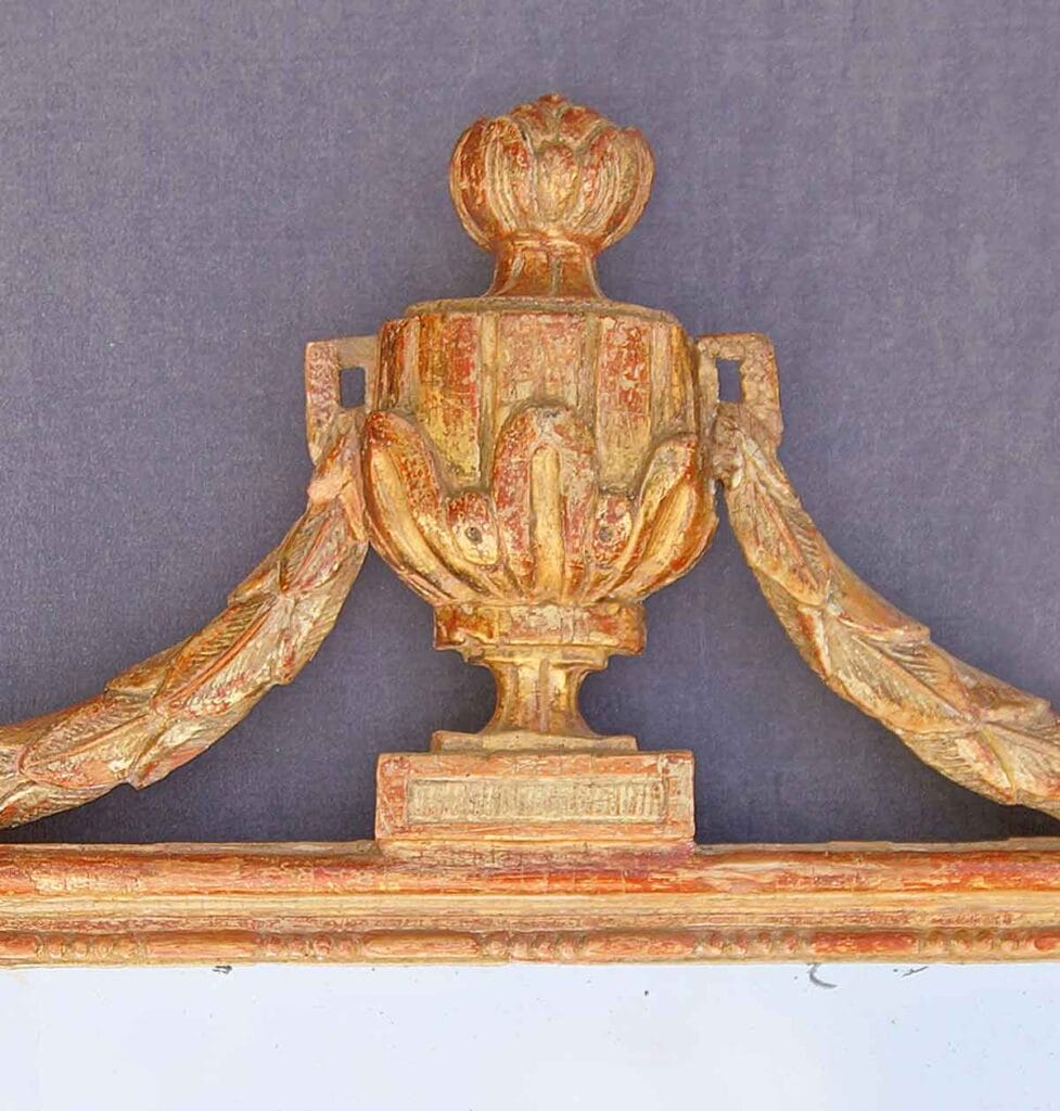 Klassizistischer-Spiegel-Detail Bekrönende Vase eines typischen Louis-XVI-Spiegels
