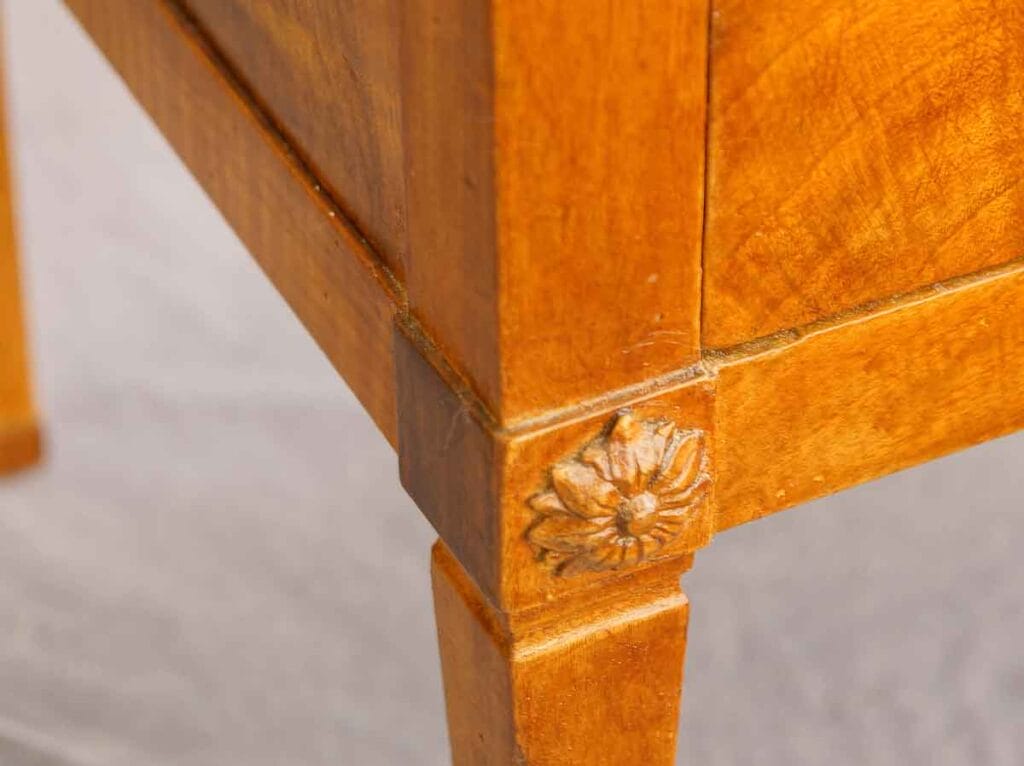 Kommode-Um-1800-Detail2 Detail der linken unteren Ecke einer Kommode um 1800