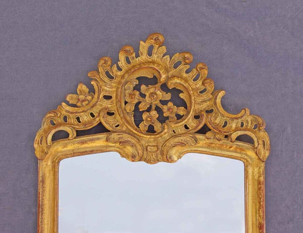 Rokoko-Spiegel-Detail Fronton, Bekrönung oder Aufsatzgiebel eines Rokoko-Spiegels von Johann Friedrich Funk I. aus Bern