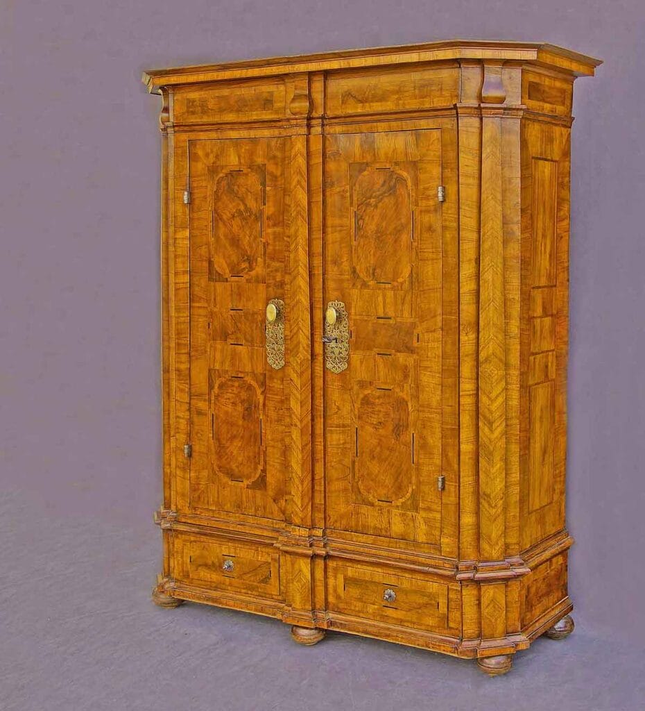 Barock-Schrank Antiker, zweitüriger Schrank aus der Mitte des 18. Jahrhunderts mit aufwendigen Marqueterie-Einlegearbeiten und alter Patina sowie aufwändigem Schloss und Beschlägen.