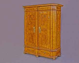 Antiker, zweitüriger Schrank aus der Barockzeit mit aufwendigen Marqueterie-Einlegearbeiten und zwei unteren Schubladen vpr einem neutralen, grauvioletten Hintergrund.