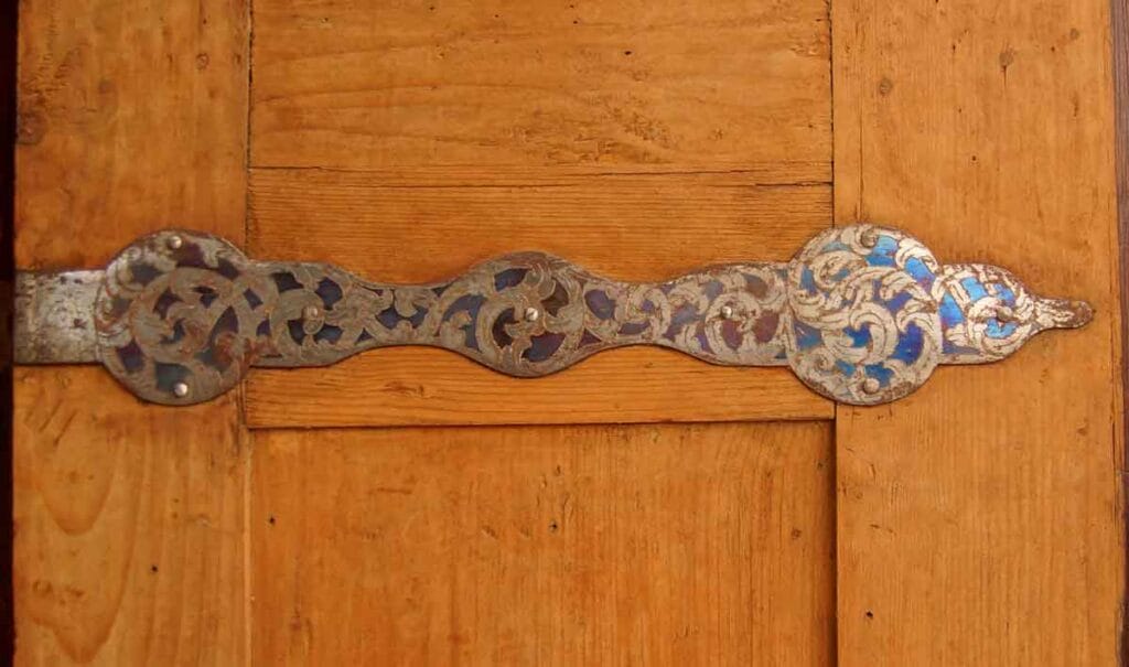 Barock-Schrank6 Nahaufnahme eines geschmiedeten Metallbeschlags an einem Schrank aus dem 18. Jahrhundert.