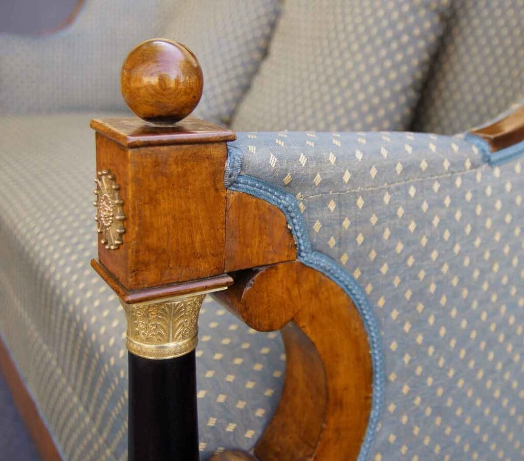 Biedermeier-Sofa2 Armlehne eines Biedermeier-Sofas aus Nussbaumholz mit schwarzer Säule und Messingkapitell.